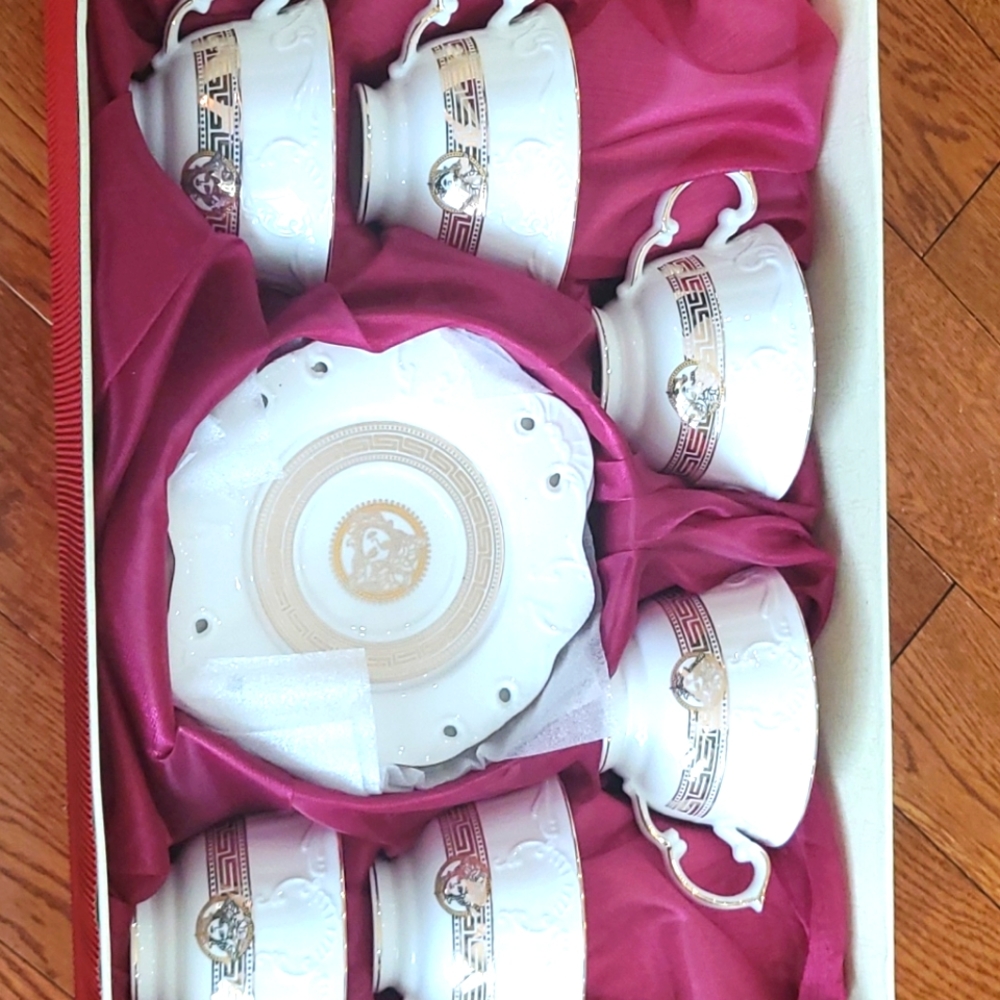 - Medusa tea set